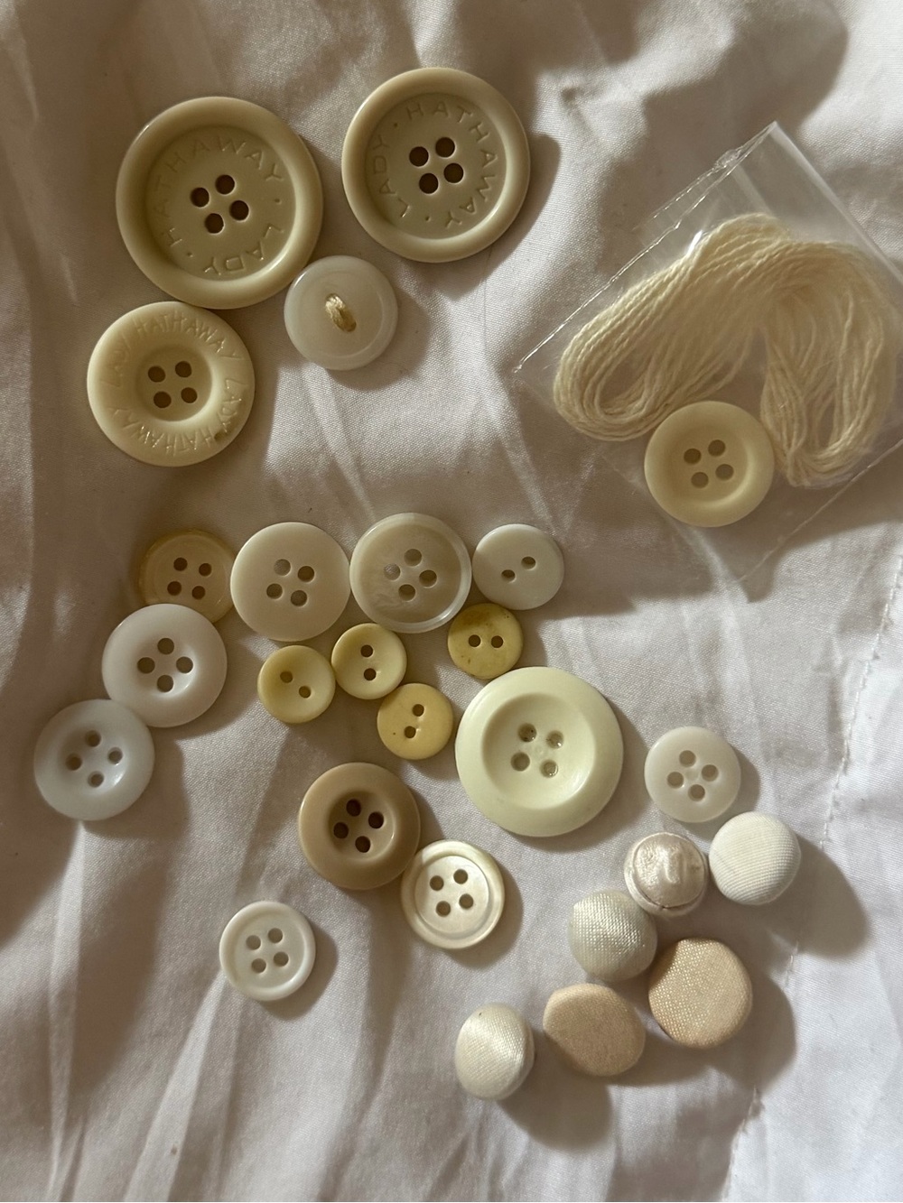 🍨 26Pc Vintage Button Bundle ~ white & cream